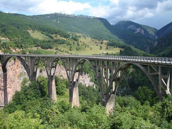 Cầu Đurđevića Tara bắc qua sông Tara gần thị trấn Žabljak, Montenegro.