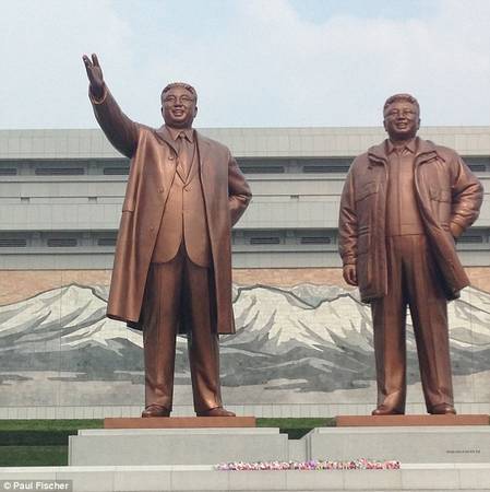 Việc đầu tiên du khách phải làm khi đặt chân đến Triều Tiên là thăm tượng các nhà lãnh đạo trên đồi Mansu. 