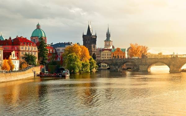6. Prague, Cộng hòa Czech: Thủ đô của Cộng hòa Czech nổi tiếng với quảng trường Old Town, những tòa nhà kiểu baroque rực rỡ sắc màu, các nhà thờ Gothic và cây cầu Charles có tượng 30 vị thánh. Ảnh: Telecodays.