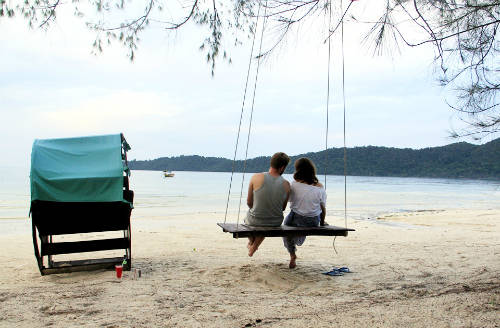 Ở trước mỗi khu nhà nghỉ ở Koh Rong Samloem đều có ghế, võng và xích đu ngồi ngắm biển.