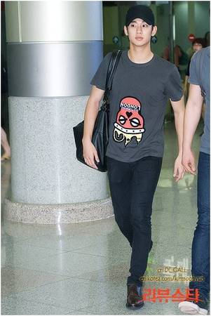 Kim Soo Hyun diện trang phục năng động, thoải mái khi đi máy bay. (Nguồn: Internet)