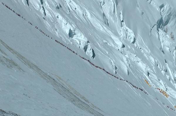 Dù phải tốn hàng ngàn đôla cho một chuyến leo Everest, rất nhiều người vẫn cố chinh phục nó.