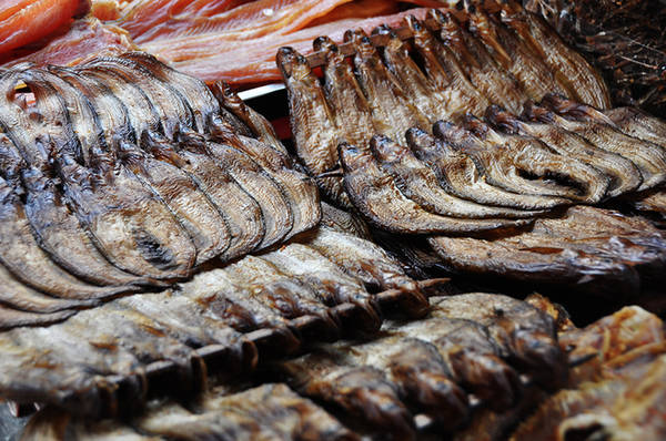 Nhiều nhất là các loại khô mà đặc sản nổi bật nhất là món khô cá trèn. Đây là loại khô độc nhất có hương vị đặc trưng của chợ Cam.