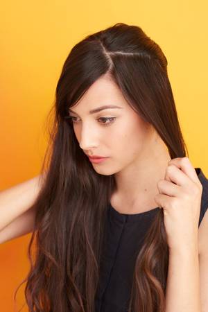 Lấy một phần tóc dài 3 inch (khoảng 7cm) về phía bên tai trái.