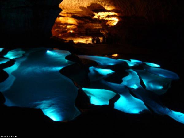 Những người khám phá sau đó vô cùng ngỡ ngàng với những hồ nước tuyệt đẹp được hình thành từ khoáng chất và canxi trong hang động.