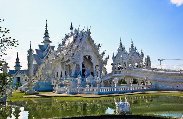 Đây là một ngôi chùa thờ Phật có thiết kế kết hợp giữa kiến trúc truyền thống của Thái và nghệ thuật đương đại.