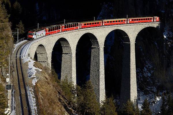 Landwasser Viaduct - cây cầu đường sắt qua sông Landwasser ở Thụy Sĩ. Du khách sẽ được tận mắt chiêm ngưỡng cảnh đẹp thiên nhiên hùng vĩ và yên bình của Thụy Sĩ khi di chuyển bằng tàu hỏa trên tuyến đường sắt độc đáo này. 