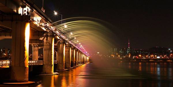 Cầu Banpo qua sông Hàn ở Seoul.