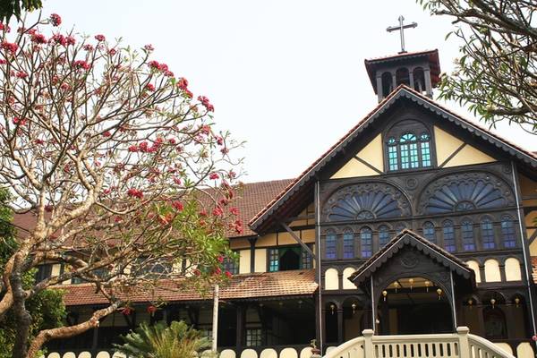 Trước năm 1975, công trình này bao gồm cả chủng viện thừa sai Kon Tum, nơi đào tạo các giáo sĩ cho giáo phận. Không chỉ là một công trình tôn giáo, tòa giám mục Kon Tum hiện nay là điểm đến không thể bỏ qua của khách du lịch với không gian xanh và kiến trúc độc đáo.