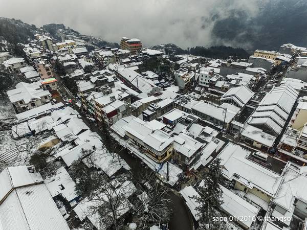 Lượng tuyết rơi dày và trong thời gian dài, toàn thị trấn Sapa bị nhuốm trắng. Nhiệt độ tại Sapa vào ngày 24/1 là -3,1 độ C.
