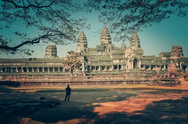 Từ thế kỷ 9, những kiến trúc sư cùng các tay thợ tài hoa nơi này đã tạo dựng nên một quần thể kiến trúc vĩ đại, với 600 công trình nằm rải rác trong một vùng rừng núi rậm rạp rộng 45 km2. Trong hình là phía cổng sau của Angkor.