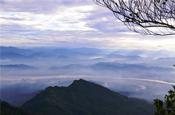 Bức ảnh được chụp từ trên đỉnh Vua của Vườn quốc gia Ba Vì. (Ảnh: Internet)
