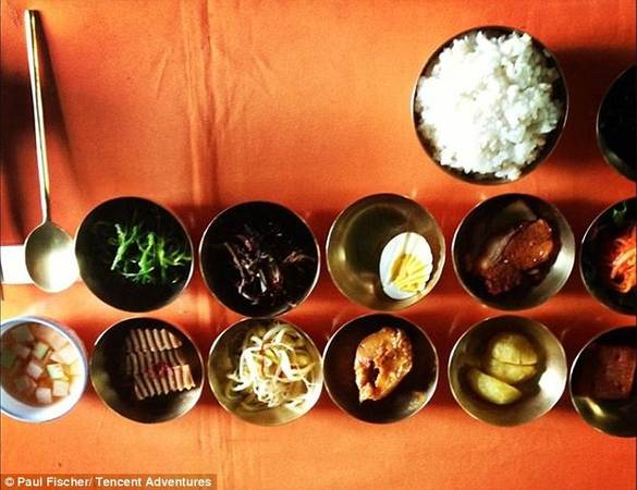 Tất cả các bữa ăn đều diễn ra ở một nhà hàng dành riêng cho khách nước ngoài để gây ấn tượng cho du khách về sự phong phú của đồ ăn Triều Tiên.