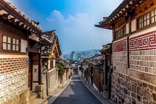 Làng cổ Bukchon: Ở một thành phố hiện đại như Seoul, bạn vẫn có thể tìm thấy nơi có không gian hoàn toàn trái ngược là Bukchon, nằm tách biệt với các tòa nhà cao tầng, khu mua sắm sầm uất. Đến làng du khách hãy dành thời gian để dạo bộ, qua các con đường, ngõ ngách mang đậm dấu ấn lịch sử. Bukchon vẫn còn giữ hàng trăm ngôi nhà cổ truyền thống (hanok), hiện nay một số nơi còn trở thành điểm du lịch, nhà nghỉ, trung tâm văn hóa, nhà hàng, quán cà phê, trà... 