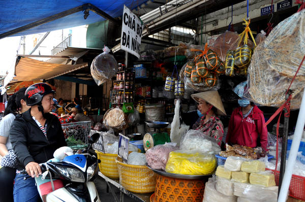Nằm sâu cuối đường Trần Mai Ninh, quận Tân Bình, chợ Phường 11 hay còn gọi chợ Quảng là nơi bán đầy đủ đặc sản của người miền Trung.
