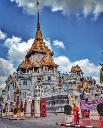 Chùa Phật Vàng Wat Traimit là nơi đặt bức tượng đức Phật ngồi bằng vàng lớn nhất thế giới, ước tính chiều cao bức tượng là khoảng 5 mét và nặng 5 tấn rưỡi. Ảnh: sofyoga
