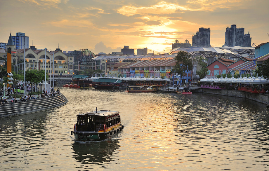 Clarke Quay nằm cạnh và trải dài bên bờ sông Singapore đã có bề dày lịch sử gần 150 năm. Thuở xưa, nơi đây là một làng chài khá nghèo nàn, từng bước phát triển theo thời gian Clarke Quay đã trở thành một thương cảng sầm uất. Ảnh: Singapore-guide.com