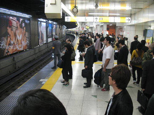 Phương tiện công cộng luôn phải đúng giờ: Văn hóa “đến muộn” khác nhau ở mỗi quốc gia và tại Nhật, xe buýt hay tàu hỏa bị xem là muộn giờ nếu chậm hơn lịch trình chỉ chưa đầy một phút. Nhiều người Nhật có thể sẽ nổi cáu hoặc bực bội nếu xe buýt đến muộn hơn giờ quy định dù chỉ 1-3 phút. Ảnh: jimmykuehnle