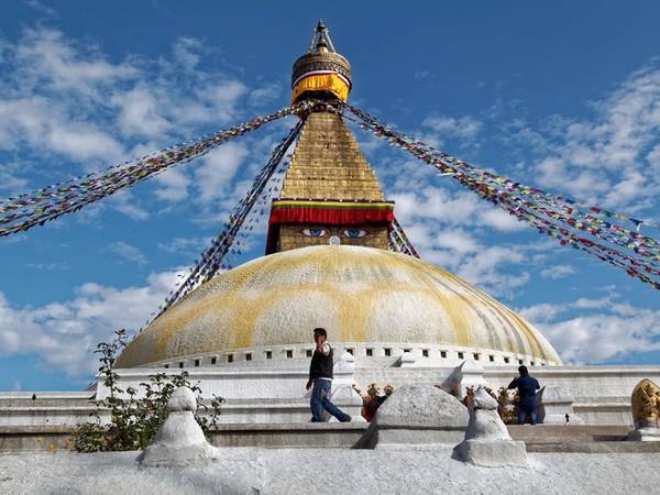 Dạo bộ quanh tòa tháp Boudhanath, một trong những biểu tượng linh thiêng của Kathmandu, cũng là tháp chứa hài cốt vào hàng lớn nhất thế giới. 
