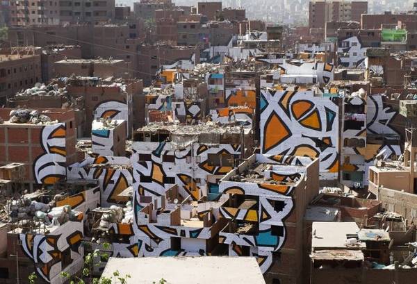 Chiếc áo mới mang tính nghệ thuật bao trùm 50 tòa nhà cao thấp khác nhau ở phố rác Ai Cập - Ảnh: wp