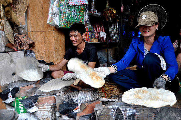 Bánh tráng đặc sản xứ Quảng được người bán nướng luôn tại chỗ có hương vị thơm béo đặc trưng.