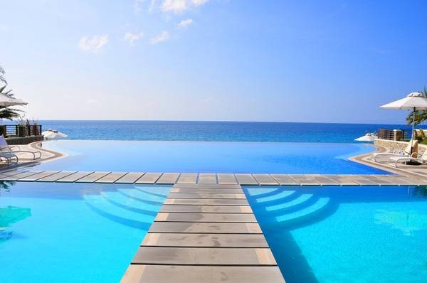 14. Bể bơi xoá nhoà sự ngăn cách với biển lớn mênh mông tại The Villa Mahal Hotel, Thổ Nhĩ Kỳ.
