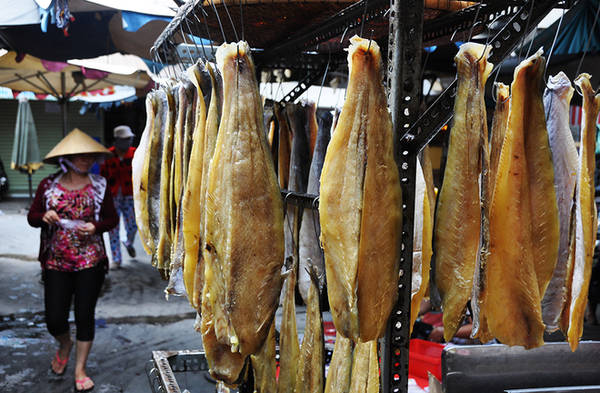 Được bán nhiều nhất là khô tra lăn phồng Biển Hồ. Không giống cá tra Việt Nam, loại cá này có phần mỡ vàng và thơm. Khi chiên, miếng khô sẽ phồng to. Khô ăn ngon với cơm trắng, canh rau.