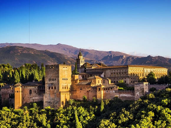 Alhambra là một trong những quần thể cung điện và vườn tược nổi tiếng thế giới. Cung điện được thiết kế hài hòa giữa kiến trúc của người Hồi giáo, Hy Lạp và La Mã cổ đại