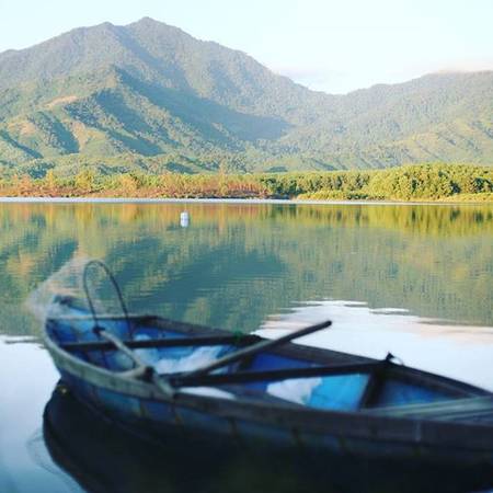 Ở hồ Hòa Trung, mọi thứ dường như rất yên bình và dân dã, mang lại cảm giác nhẹ nhàng trong tâm hồn mỗi con người. Ảnh: m.y.l.i.n.h.h