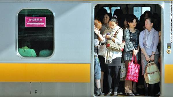 Tokyo đứng thứ 2 về độ an toàn, chủ yếu là nhờ những biện pháp ngăn chặn tình trạng sờ mó, quấy rối phụ nữ trên xe buýt và tàu điện chật cứng người.