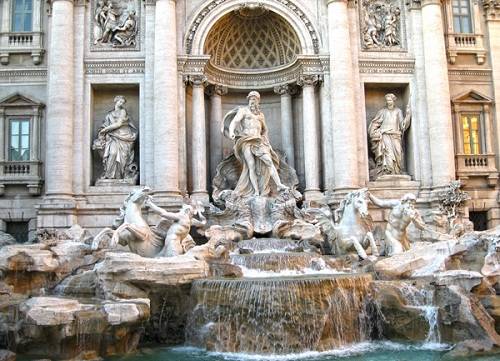 Đài phun nước Trevi: Đây là một trong những đài phun nước nổi tiếng nhất thế giới với các bức tượng điêu khắc bằng đá cẩm thạch. Đài phun nước này vừa được mở cửa lại sau một dự án khôi phục trị giá 2,4 triệu USD. Người ta tin rằng ném một đồng xu xuống dưới làn nước xanh ngọc lục bảo, sẽ có một ngày được quay trở lại Rome. Ảnh: Jdombstravel.