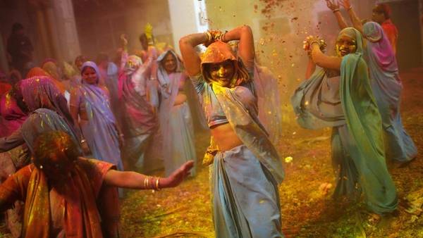 Holi là một lễ hội của vẻ đẹp tự nhiên, lễ hội màu sắc và vui nhộn.