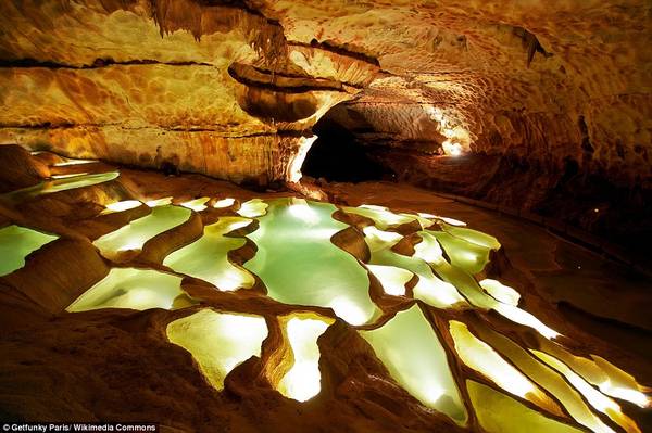 Hang động La Grotte de St Marcel d’Ardèche được một thợ săn phát hiện vào năm 1836, sau khi đánh rơi dây xuống một lỗ nhỏ trong hang động.