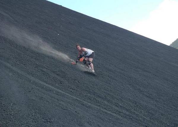 Trượt ván xuống núi lửa đang hoạt động Cerro Negro ở Leon, Nicaragua