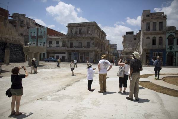 Năm 2015, lễ trưng bày nghệ thuật Havana Biennial lần thứ 12 được tổ chức, thu hút các nghệ sĩ và các nhà quản lý từ khắp nơi trên thế giới. Họ đã cùng đi thăm các con phố ấn tượng của Havana.