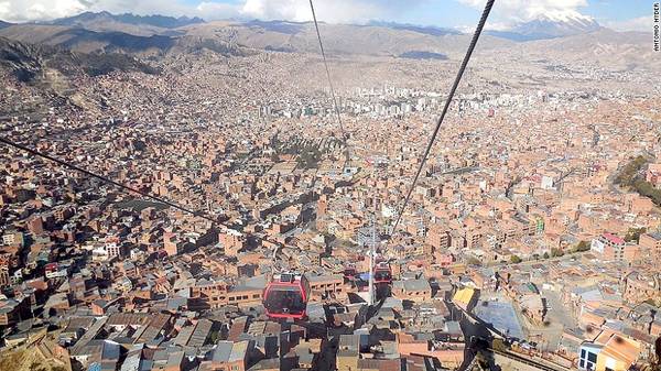 Tuyến cáp treo Mi Teleferico vắt ngang qua dãy núi Andes và nối liền thủ đô La Paz với thành phố El Alto của Boliva. 