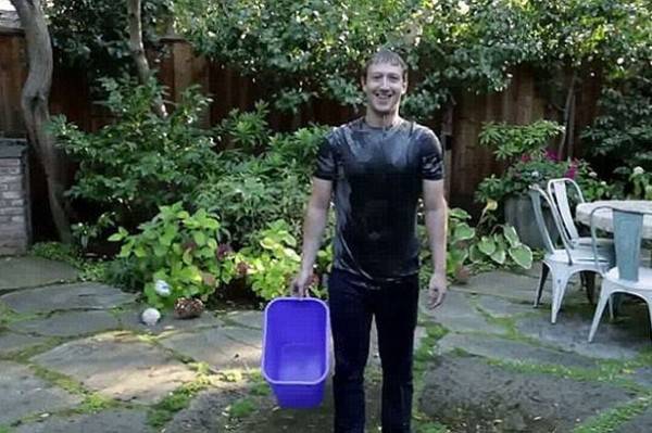 Mark Zuckerberg hào hứng sau khi đổ đá lạnh lên đầu.
