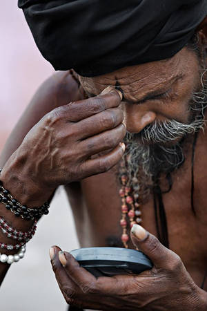 Một ông cụ ở Varanasi, Ấn Độ.
