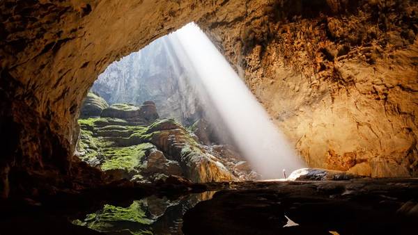 Hang động khổng lồ này hình thành từ khoảng 2-5 triệu năm trước. Sơn Đoòng có một dòng sông ngầm dài 2,5 km và một cột thạch nhũ cao 70 m. Ảnh: Ryan Deboodt.
