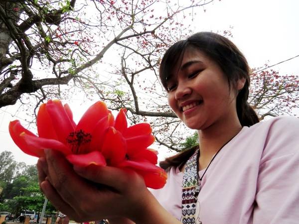 Linh, nữ sinh trường Y đến từ Hà Nội mê mẩn trước vẻ đẹp của những bông hoa tháng ba.
