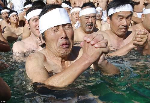 Bức ảnh chụp tại đền Kanda Myojin Shinto ở Tokyo khi những người tham gia đang trầm mình trong bể nước lạnh vào ngày 10/1.