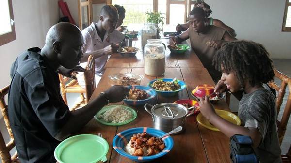Lễ Tạ Ơn, Liberia: Sau khi đi lễ nhà thờ, các gia đình sẽ tụ họp, cùng thưởng thức gà quay, thịt hầm đậu xanh và sắn nghiền, tất cả đều rất cay. Lễ Tạ Ơn kết thúc với một buổi tối đầy âm nhạc và sôi động. Ảnh:Toptenz.​