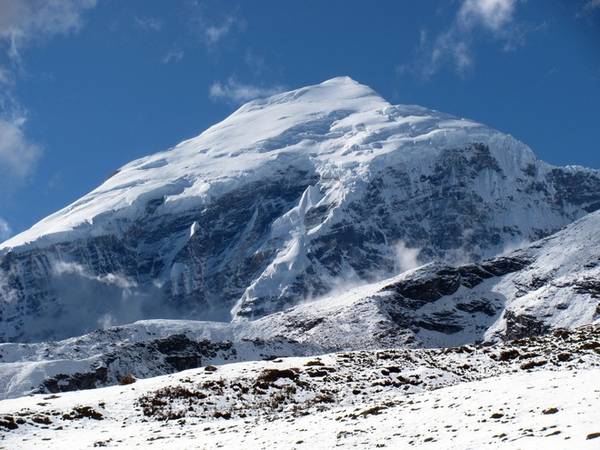 Mount Jhomolhari: Bất kỳ ai thích mạo hiểm cũng nên biết rằng Bhutan sở hữu một số ngọn núi cao nhất thế giới như Jhomolhari và Jitchu Drake. Hãy chú ý lựa chọn ngọn núi mà bạn muốn chinh phục vì một số đỉnh được coi là nơi an tọa của các vị thần và chính phủ đã cấm người leo núi đến đây.