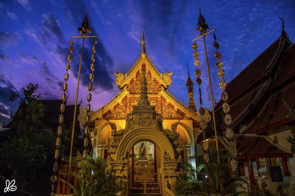 Ngôi chùa ở Chiang Mai “sáng rực” trong ánh hoàng hôn.