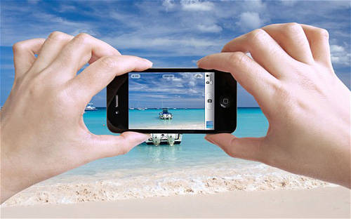 Nhiều du khách đã chọn hình thức chụp ảnh bằng điện thoại mà không cần đến máy ảnh cồng kềnh.