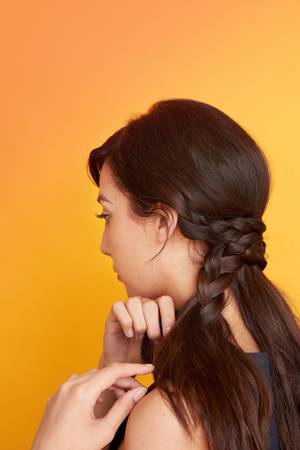 Khi các bím tóc của bạn được cố định bởi kẹp tăm thì bạn tháo dây thun ra.