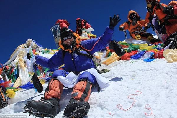 Gavin Bate, 49 tuổi, người Anh, sở hữu công ty du lịch mạo hiểm Advanture Alternative, tổ chức các tour đến Borneo, Kenya, Nga và cả Bắc Cực. Trong đó, Everest là tour được khuyên nên suy nghĩ cẩn thận nhất trước khi thực hiện.