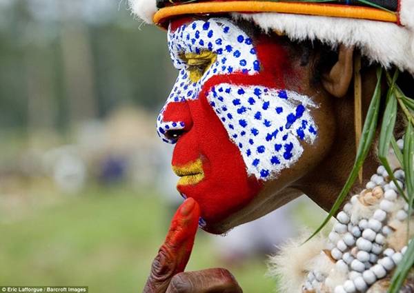 Eric chụp ảnh khi tham dự các lễ hội của nhiều bộ tộc. Trong hình là một người phụ nữ bộ tộc Melpa trong lễ hội Sing Sing, trên đỉnh Hagen, Papua New Guinea.
