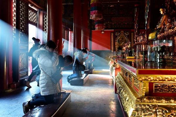 Nhung-khoanh-khac-doi-thuong-o-Bac-Kinh-Chùa Ung Hòa Cung, một nơi thờ cúng rất linh thiêng với người dân Bắc Kinh.