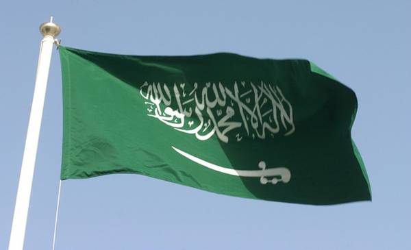 Tương tự như Libya và các quốc gia khác, nền màu xanh lục của lá cờ tượng trưng cho đạo Hồi, thanh gươm tượng trưng cho sức mạnh quân sự của quốc gia này và cũng là biểu tượng của dòng họ Saud, triều đại đầu tiên của Ả Rập Saudi.